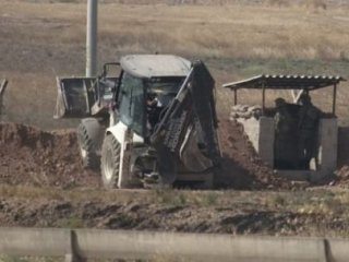 Sınırda Hareketli Dakikalar! Asker Hendek Kazıyor