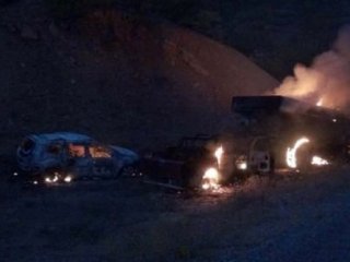 Yol Kesen Teröristler 2 İş Makinesini Yaktı