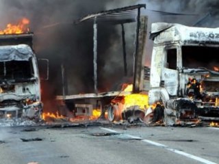 Teröristler 70 Yolcuyu Rehin Alıp Otobüsü Yaktı