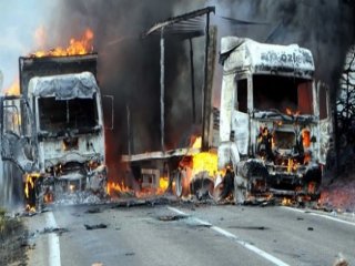 Teröristler 4 Aracı Ateşe Verdi