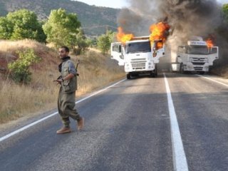 PKK Diyarbakır'da Yol Kesti! 1 Ölü!