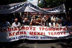 Yunan gazeteciler greve çıktı