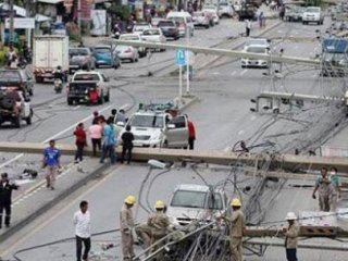 İnanılmaz!Bir Tek Araç 47 Elektrik Direğini...
