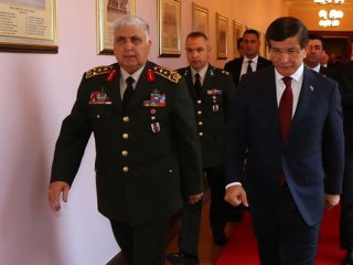 Ahmet Davutoğlu Orgeneral Özel ile görüştü