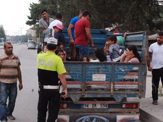Kamyonet Kasasında Tehlikeli Yolculuk