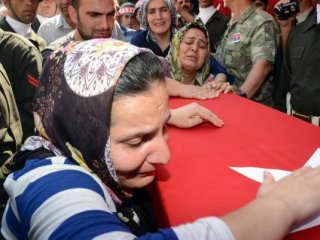 Şehidin Eşi: '5 Dakika Daha Sarılayım'