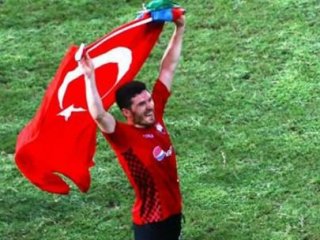 Türk Bayrağıyla Tur Attı!