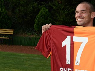 Burak'tan Sneijder'e Hediye