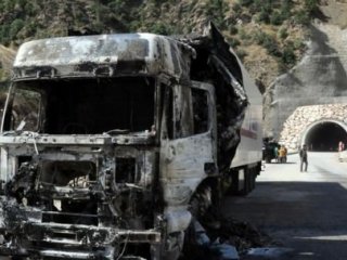 Teröristler Diyarbakır'da 5 Tırı Ateşe Verdi