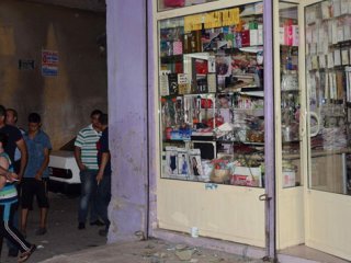 Dükkanını Basanlara Ateş Ederken Komşusunu Vurdu