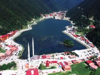 Yılda 2 Milyon Kişinin Ziyaret Ettiği Göl