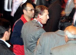 Sandalyeler havada uçtu