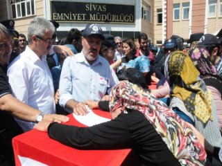 Şehit Polis Demir'i Sivas'ta 10 Bin Kişi Uğurladı!