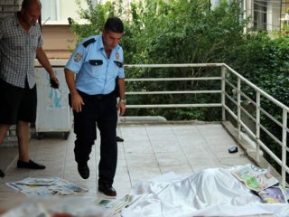 Emekli Öğretmen Balkondan Düşüp Öldü