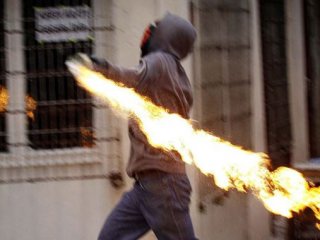 Van’da okula molotoflu saldırı