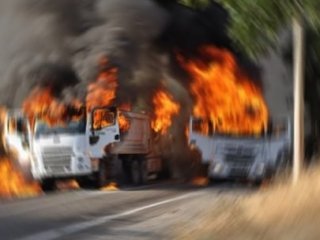 Malzeme Götüren Araçları Yaktılar