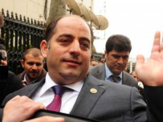 Öz, Kara ve Yüzgeç hakkında yakalama kararı