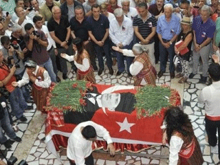 O Ressam Türkülerle Defnediliyor!