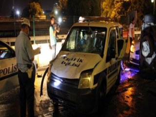 Önlem Alan Polislerin Arasına Daldı