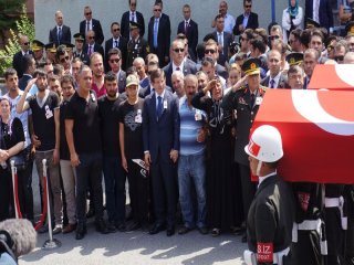 Şehit Babasını Askerlerle Yürüyerek Uğurladı