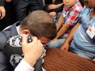 Başbakan şehit annesiyle beraber ağladı