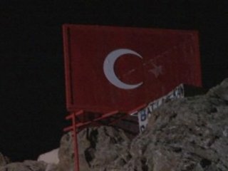 Türk Bayrağı’nın Yıldızını Söktüler!