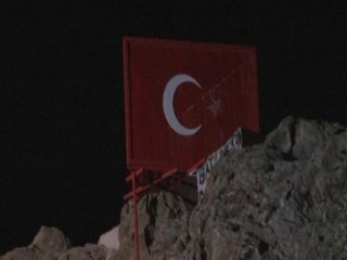 Türk Bayrağı’nın yıldızını söktüler!