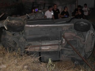 Otomobil Duvara Çarptı: 2 Ölü