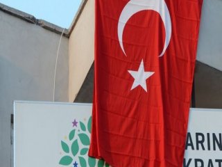 HDP Binasına Türk Bayrağı Astılar
