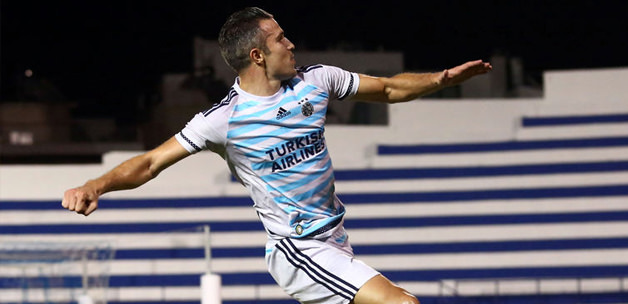 Van Persie, Eyüp Sultan'da Kurban Kestirdi!