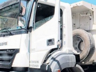 Belediyenin Kamyonundan 100 kg Bomba Çıktı