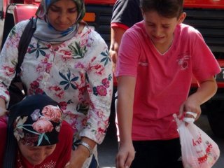 Yanan Dükkanı Gözyaşlarıyla İzledi