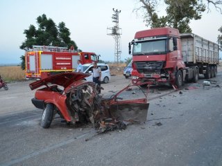 TIR Otomobili Biçti: 2 Ölü, 1 Yaralı