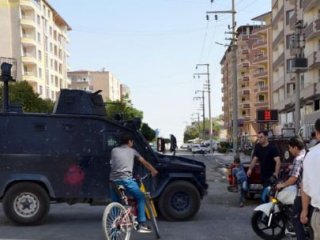 Diyarbakır'da İlçe Emniyet Amirliği'ne Saldırı