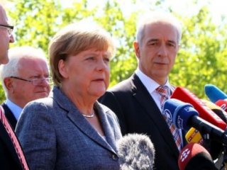 Merkel'e Protesto