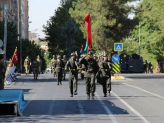 Askerler Diyarbakır'ı İnletti