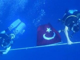 Deniz Altında Bayrak Açtılar
