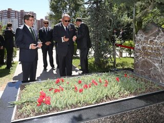 Davutoğlu'ndan Türkeş'in Mezarına Ziyaret