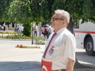 Şehit Babasından Tek Kişilik Saygı Duruşu