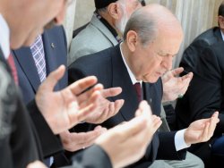 Devlet Bahçeli ülkücü şehitler için namaz kıldı