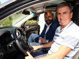 Hamzaoğlu'na araba hediye edildi