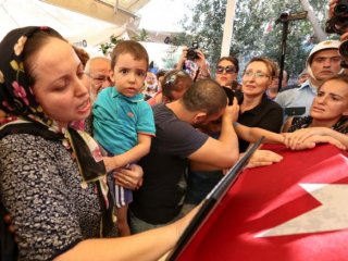 Şehidin Eşi 'Götürmeyin' Diye Feryat Etti