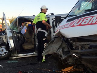 Ambulans ile ticari araç çarpıştı