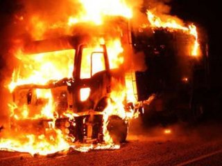 Hakkari'de teröristler bir kamyonu yaktı