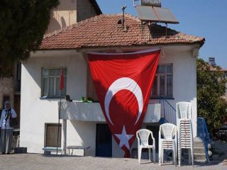 Şehit Evine Asılan Bayrak Geri Alındı!