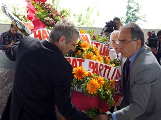 Adnan Menderes'in kabri başında hüzün