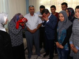 Davutoğlu şehit ailelerini ziyaret etti