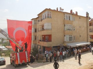 Şehitlerin Baba Evine Ateş Düştü