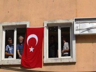 HDP’liler Parti Binalarına Türk Bayrağı Astı