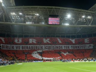 TT Arena'da Anlamlı Koreografi!